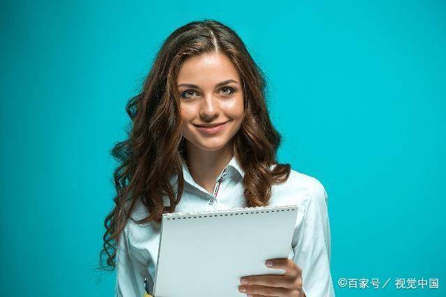 “學生上課”是“take a class”，那“老師